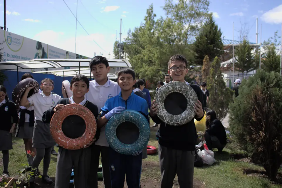 Estudiantes con piezas pintadas en un taller creativo